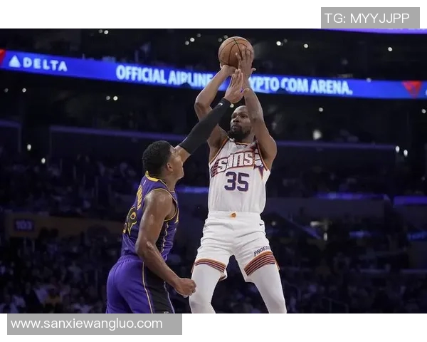 湖人队核心球员伤愈复出，球队士气高涨